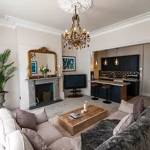 Apartment Court House, Cheltenham